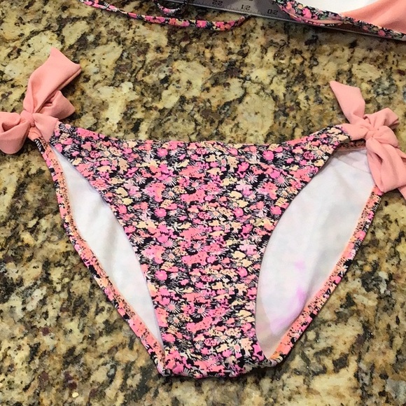 Sexy Floral Bikini top & bottom excellent condition - Picture 6 of 11